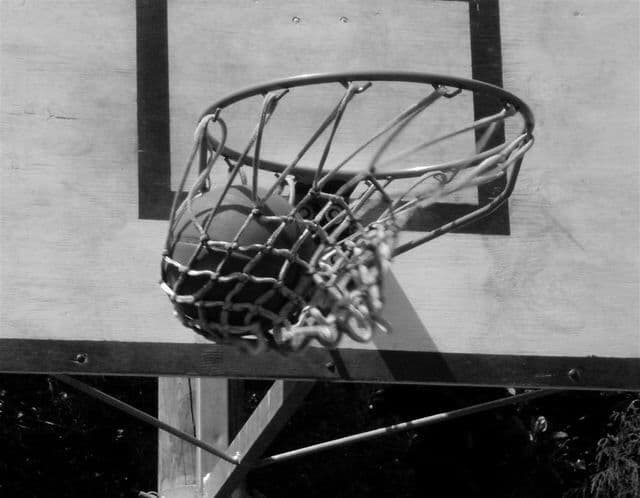 A sport psychologist in basketball: team chemistry and stress in the closing minutes